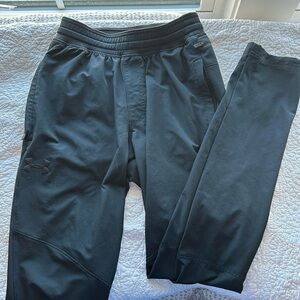 Men’s UNDER ARMOR black athletic pants